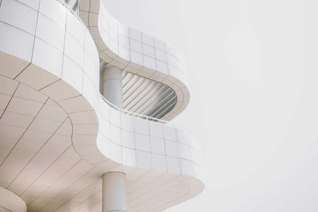 Curved concrete building